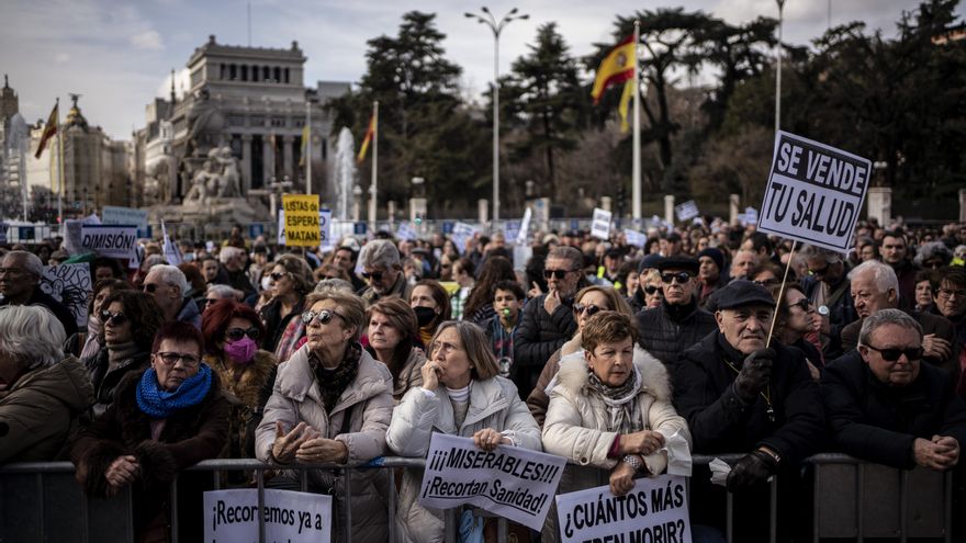 Pancartas como "¿Cuántos más deben morir?" o "recortemos ya a los recortadores" en la plaza de Cibeles de Madrid.