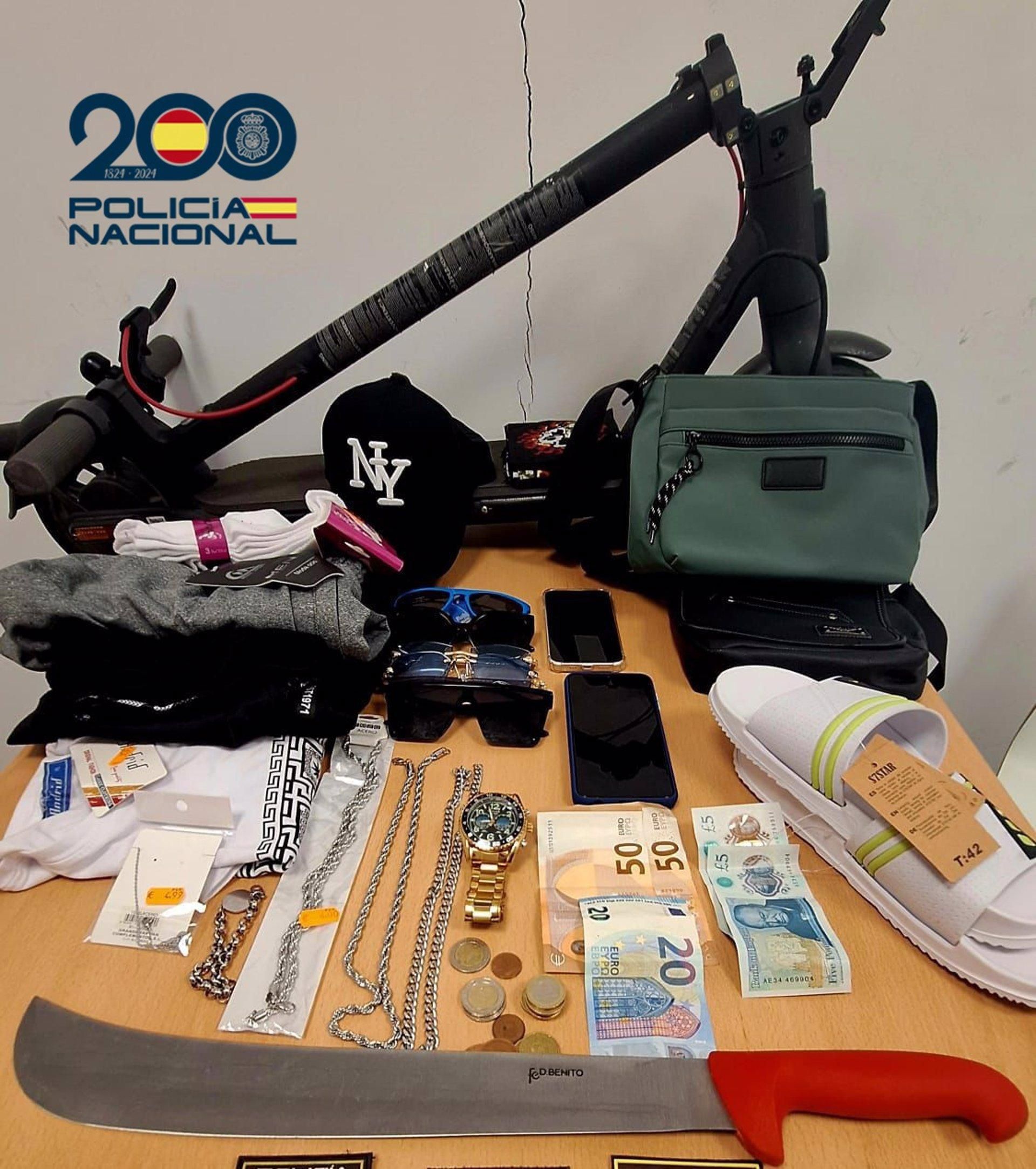 Machetes y objetos presuntamente robados intervenidos a los dos detenidos.