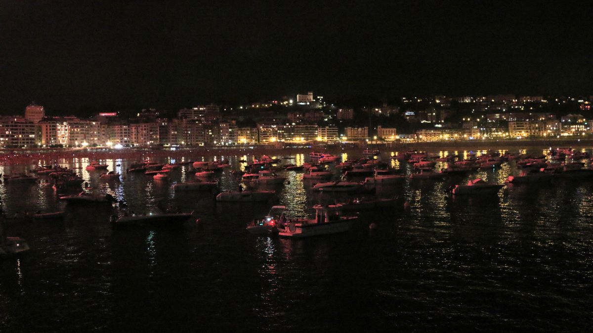 Mar de lanchas en la bahía de la Concha 