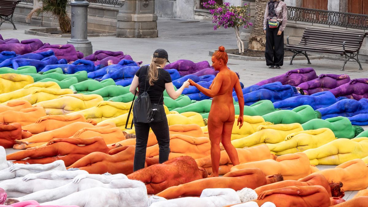 Spencer Tunick decora La Plaza Santa Ana con un gran arcoiris de desnudos (27 fotos).
