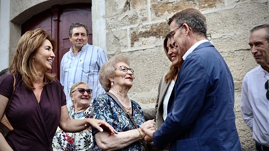 El líder del Partido Popular, Alberto Núñez Feijóo, saluda a su llegada a un mitin de inicio de su campaña electoral, en la plaza mayor de Os Peares, a 6 de julio de 2023, en Os Peares, La Peroja, Ourense, Galicia (España). Feijóo regresa a su localidad n