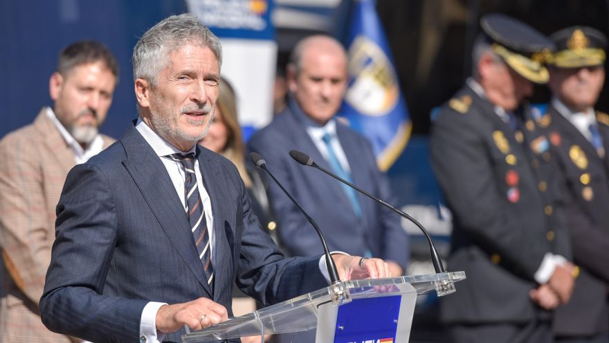 Archivo - El ministro del Interior, Fernando Grande-Marlaska, interviene durante la presentación de las nuevas unidades móviles de documentación de la Policía Nacional