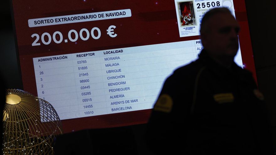 Detalle de un monitor instalado en el Teatro Real que muestra el segundo cuarto premio que ha recaído sobre el número 25.508.