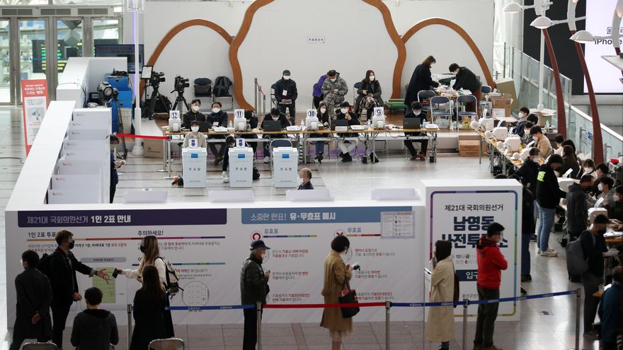 Votantes esperan en fila para emitir su voto en un colegio electoral el segundo día de la votación anticipada para las elecciones parlamentarias del 15 de abril.