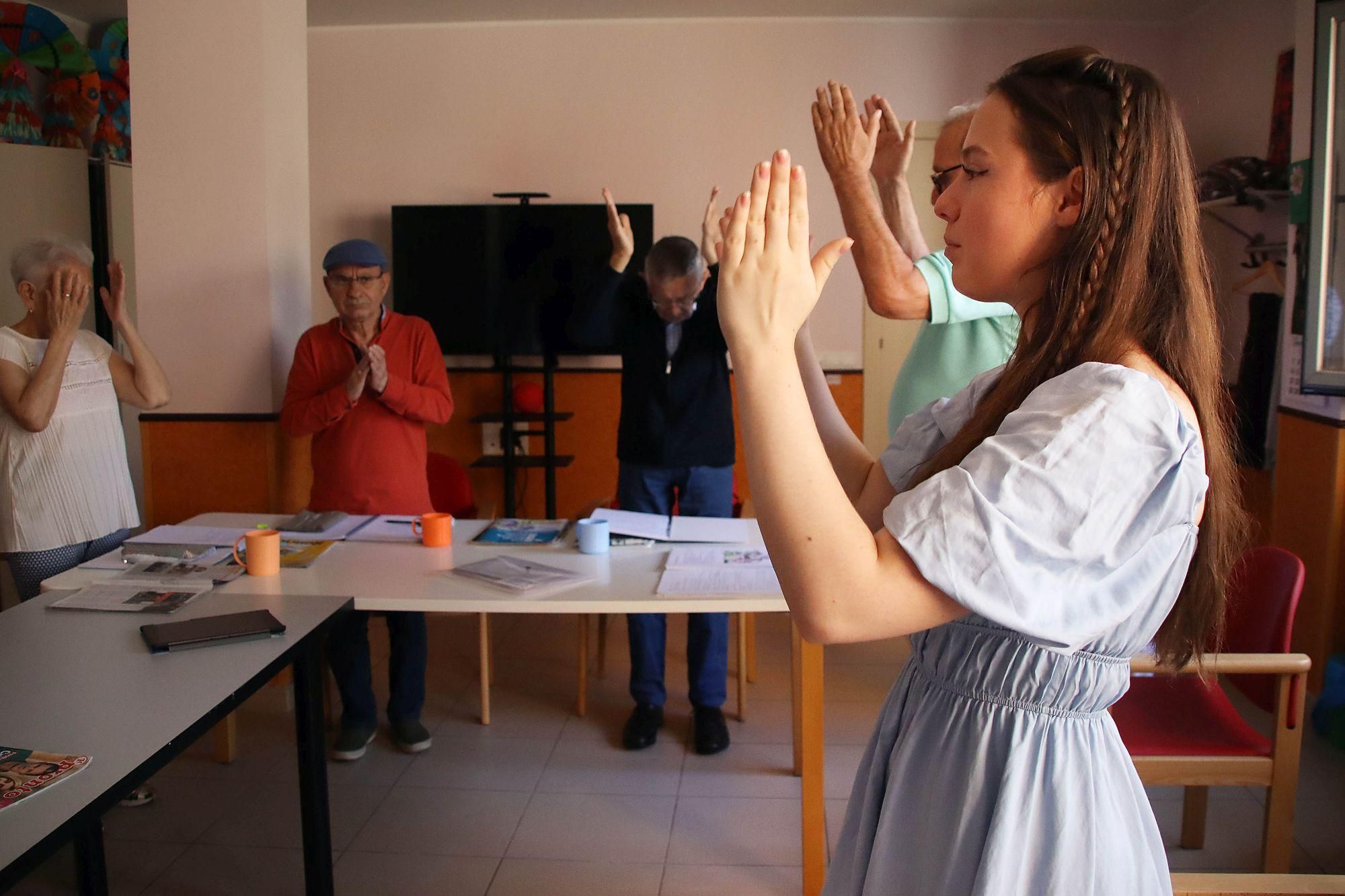 Voluntariado tratando pacientes en Alzheimer León