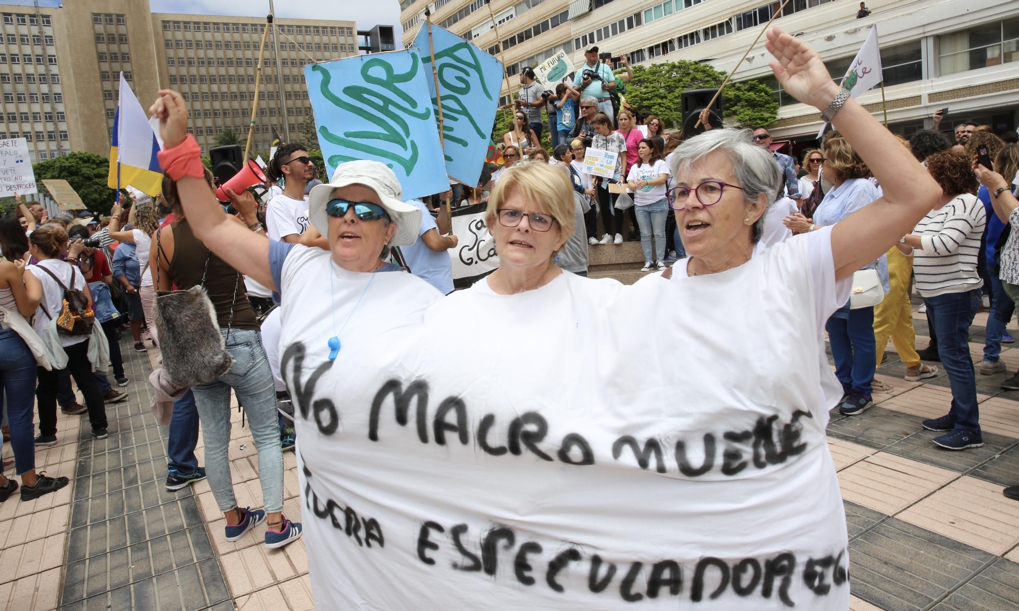 Manifestantes contra la ampliación del muelle de Agaete.