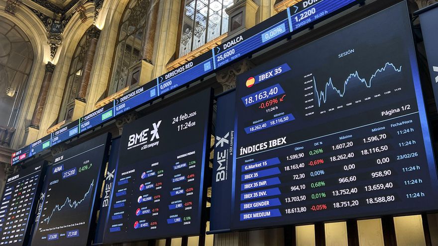 El índice de referencia de la Bolsa española, el IBEX 35, cedió este martes un 0,54 %, se aleja de los máximos de la víspera y pierde los 18.200 puntos en una jornada en la que despuntó la energética Endesa, con una subida superior al 7 % tras publicar resultados. El selectivo español retrocedió 99,2 puntos, arrastrado por la banca, hasta cerrar en los 18.189,5 enteros. En lo que va de año se revaloriza el 5,09 %. EFE/ Altea Tejido Sánchez