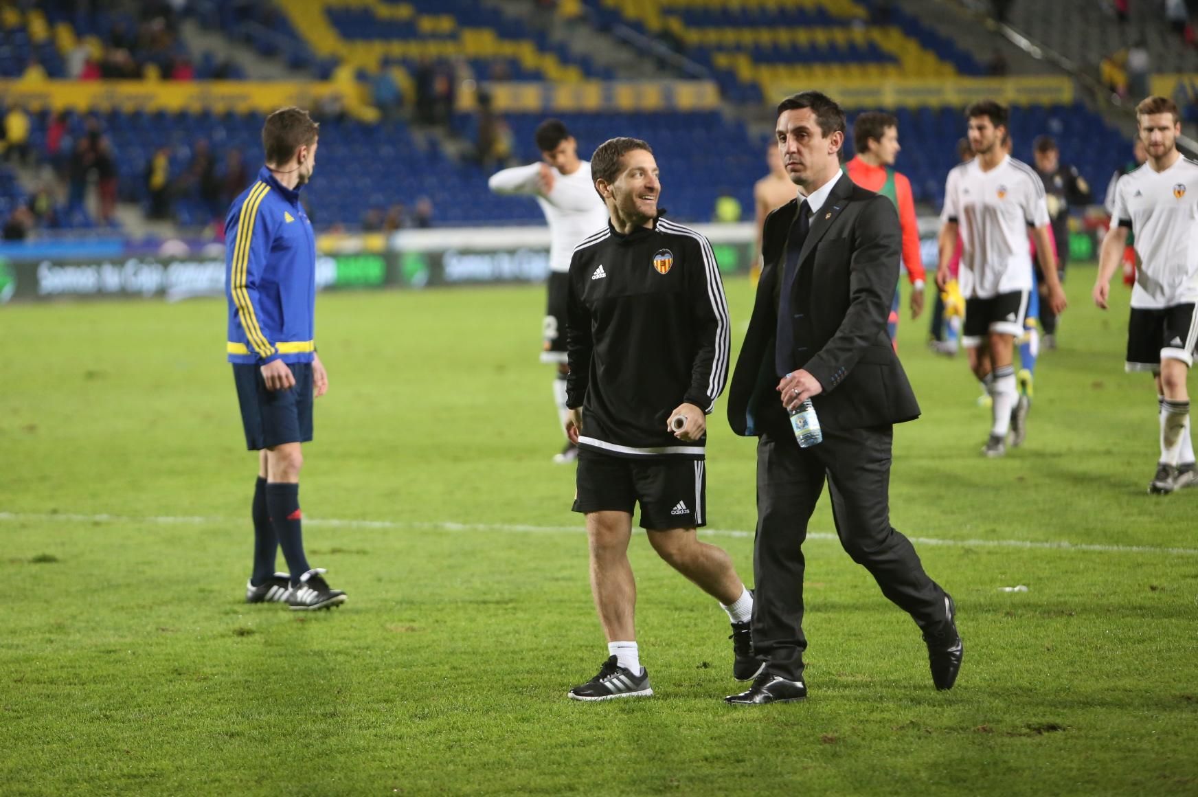 Gary Neville se retira al finalizar el partido de Copa del Rey en el Estadio de Gran Canaria entre la UD Las Palmas y el Valencia CF. (Alejandro Ramos).