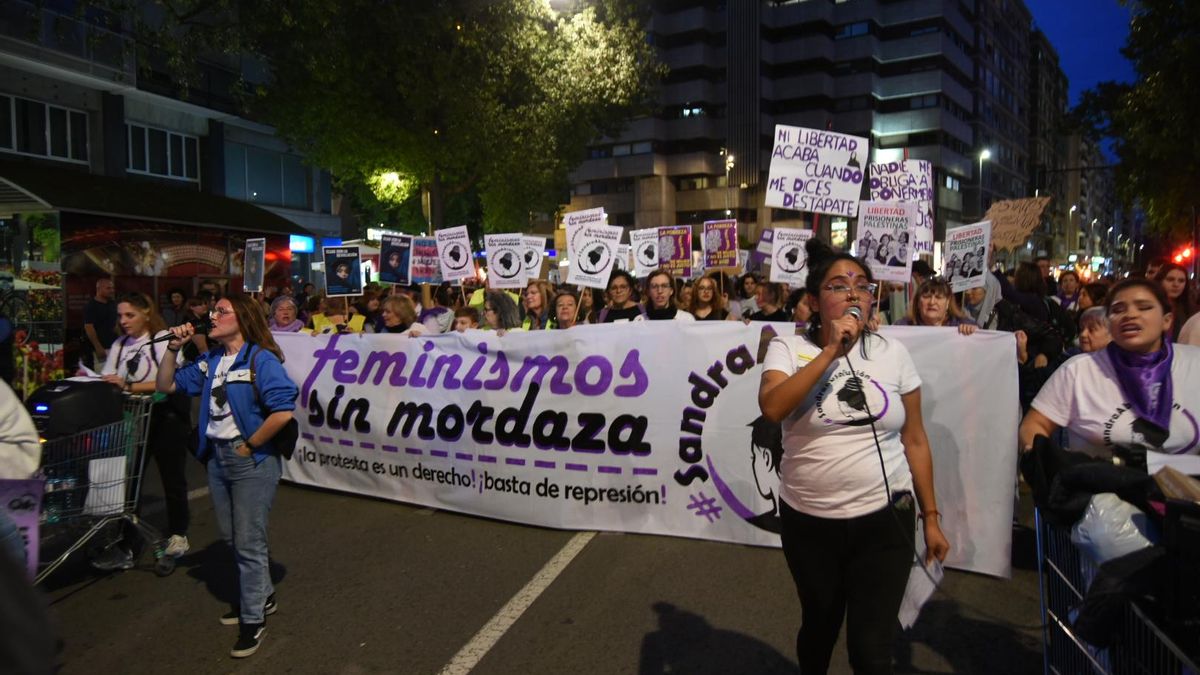 Pancarta en favor a la absolución de Sandra durante la marcha del 8M en Murcia
