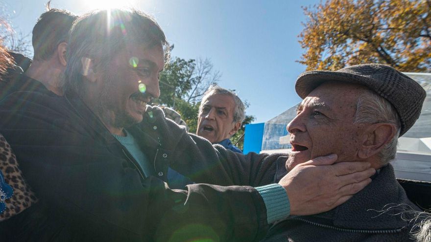 Máximo K, con un jubilado, el viernes en el lanzamiento de un hospital del PAMI