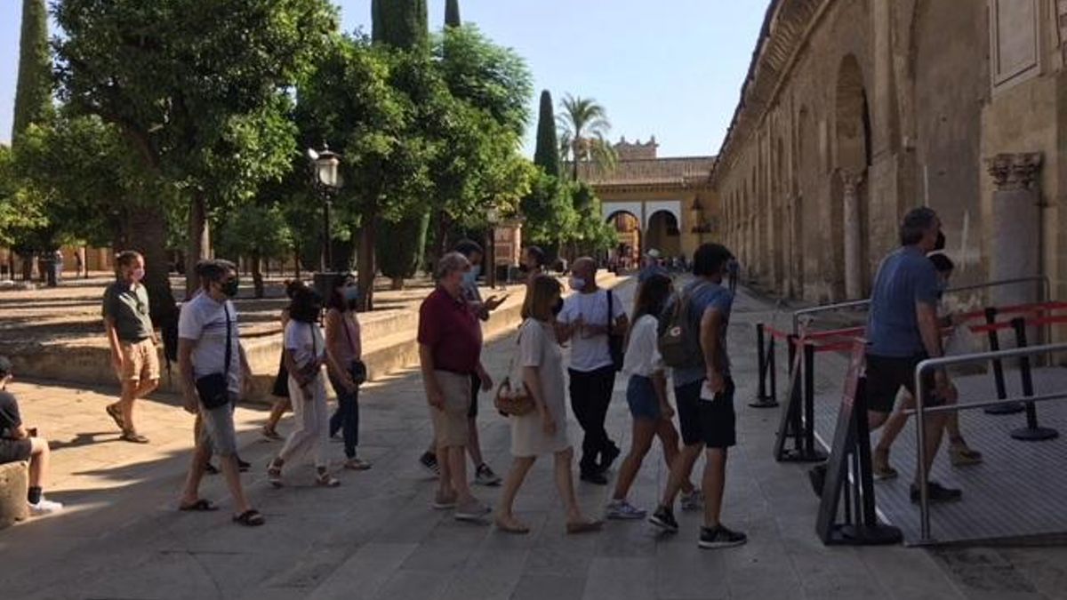 Archivo - Un grupo de turistas accede al interior de la Mezquita de Córdoba (archivo)