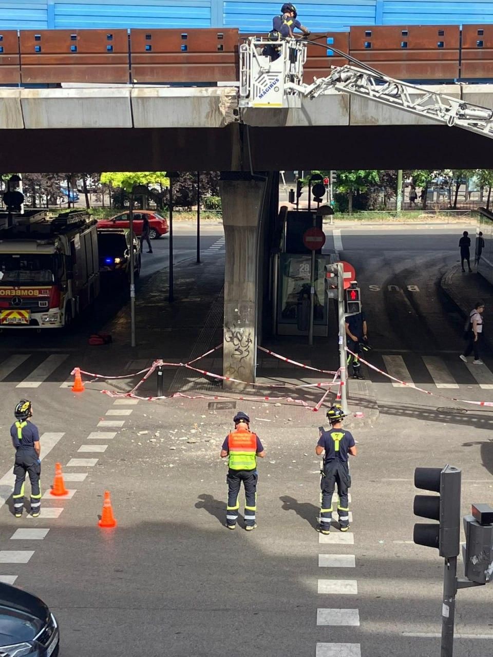 Corte en la vía pública por el desprendimiento de un cascote en el paso elevado.