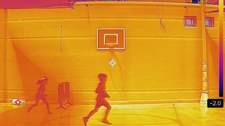 Más de 27 grados en clase y hasta 50 en los patios: así se ven seis colegios a través de cámaras térmicas