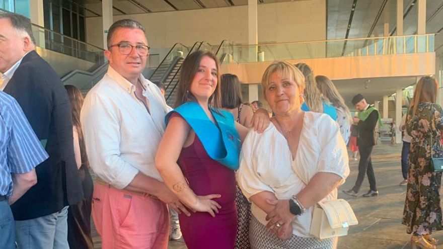 Claudia García posa con sus padres en el día de su graduación.