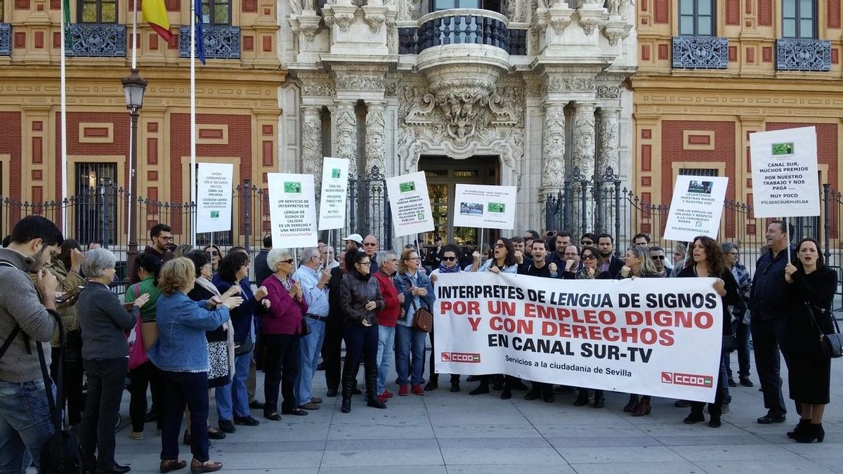 Unas 200 personas acuden a la concentración en San Telmo de los intérpretes de lengua de signos en Canal Sur TV