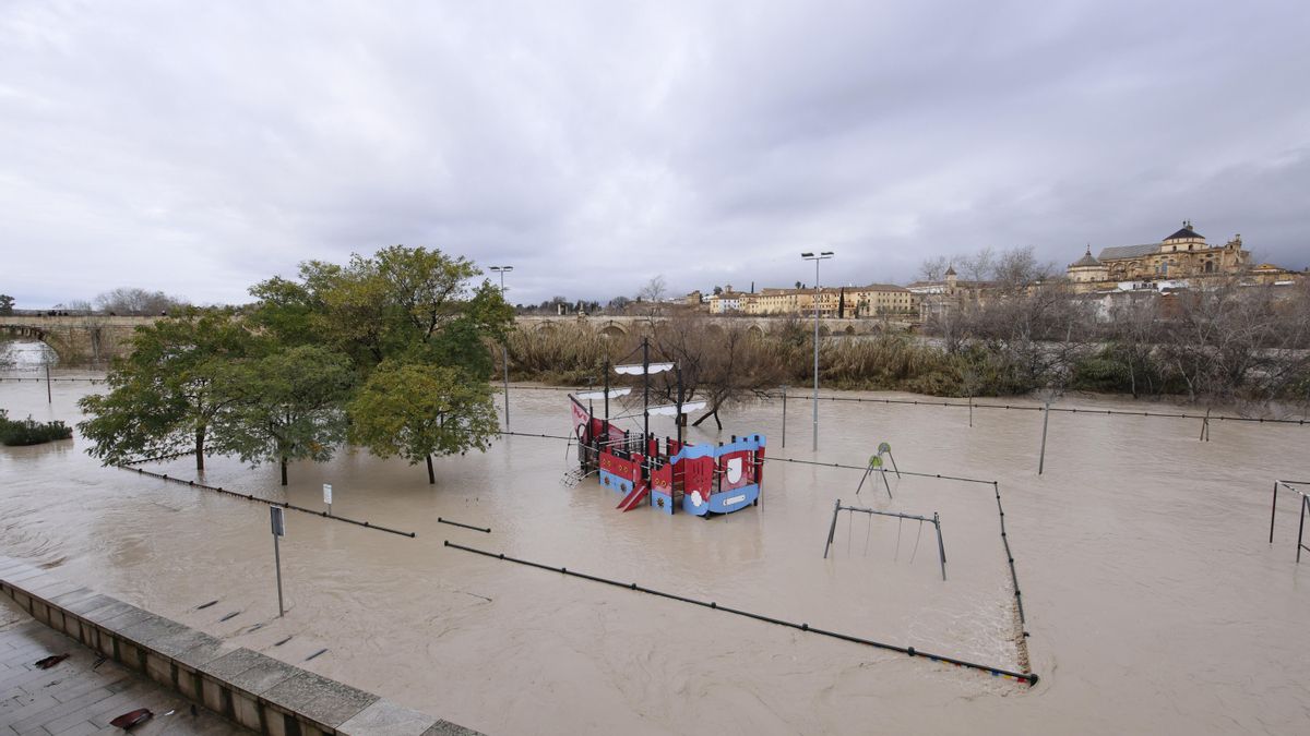 El río Guadalquivir aumenta su caudal a su paso por Córdoba