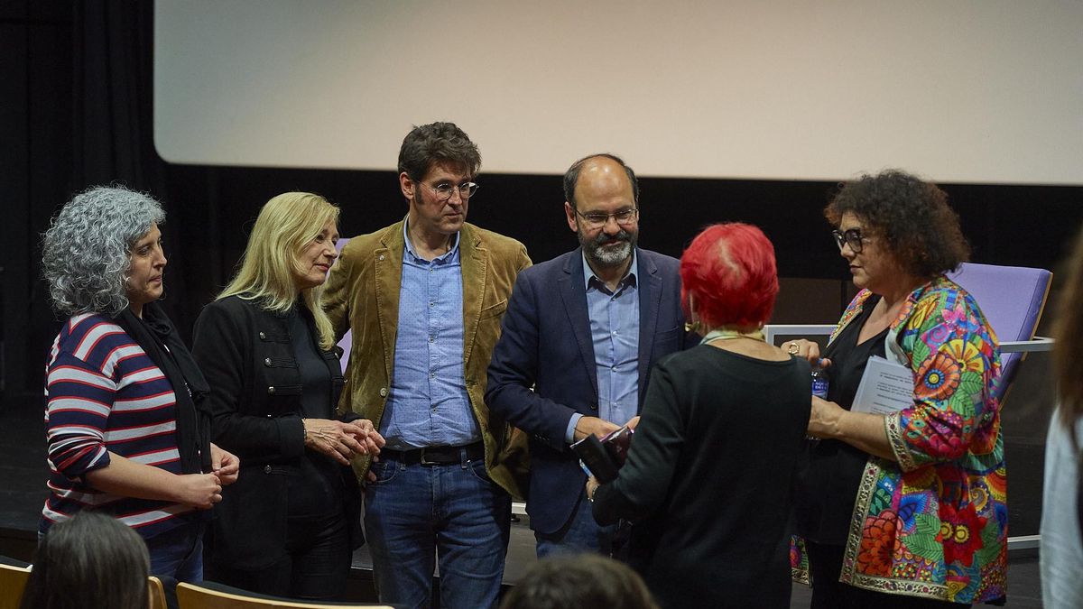 Calaf conversa con algunos de los asistentes, entre ellos, el primer teniente del alcalde de Torrelavega, José Luis Urraca.