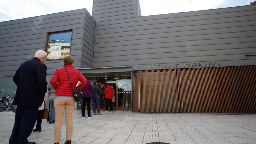 Personas acuden al centro de Salud de San Juan en Pamplona a vacunarse contra la gripe