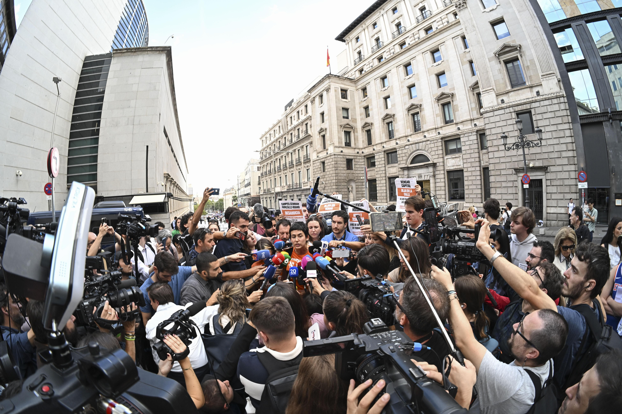 Una de las portavoces del Sindicato de Inquilinas Alicia del Río (c) hace declaraciones en las inmediaciones del Congreso