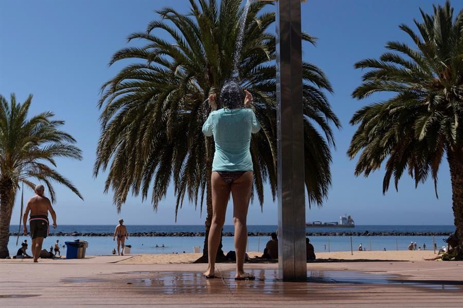 Aspecto de la playa de Las Teresitas, en Tenerife, en el primer día de la fase 2 de desescalada