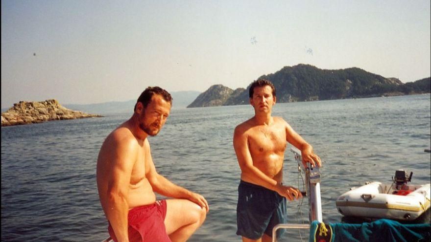 Feijóo con el contrabandista Marcial Dorado durante el verano de 1995 en la ría de Vigo. / El País