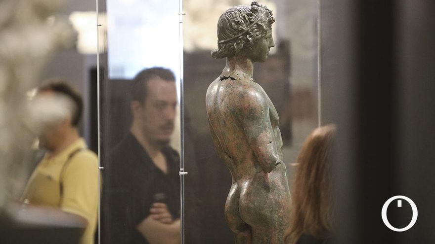 Córdoba ya expone dos de los ocho únicos efebos de bronce que hay en el mundo