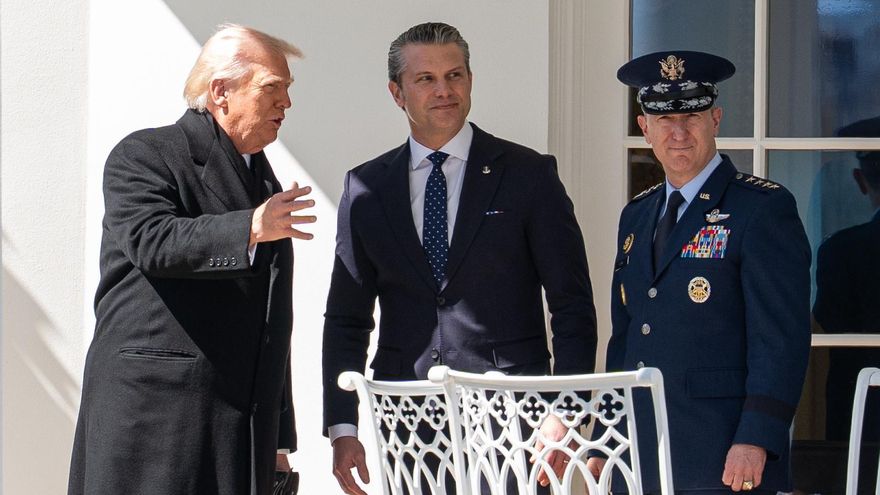 Donald J. Trump conversa con el secretario de Defensa, Pete Hegseth, y el jefe del Estado Mayor Conjunto, general Dan Caine, antes de abordar el Marine One en el jardín sur de la Casa Blanca en Washington.