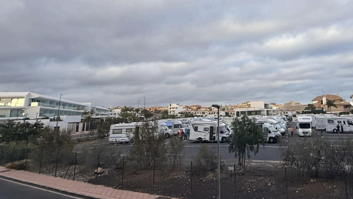 Las autocaravanas convierten en camping un solar municipal en San Miguel y soliviantan a los vecinos