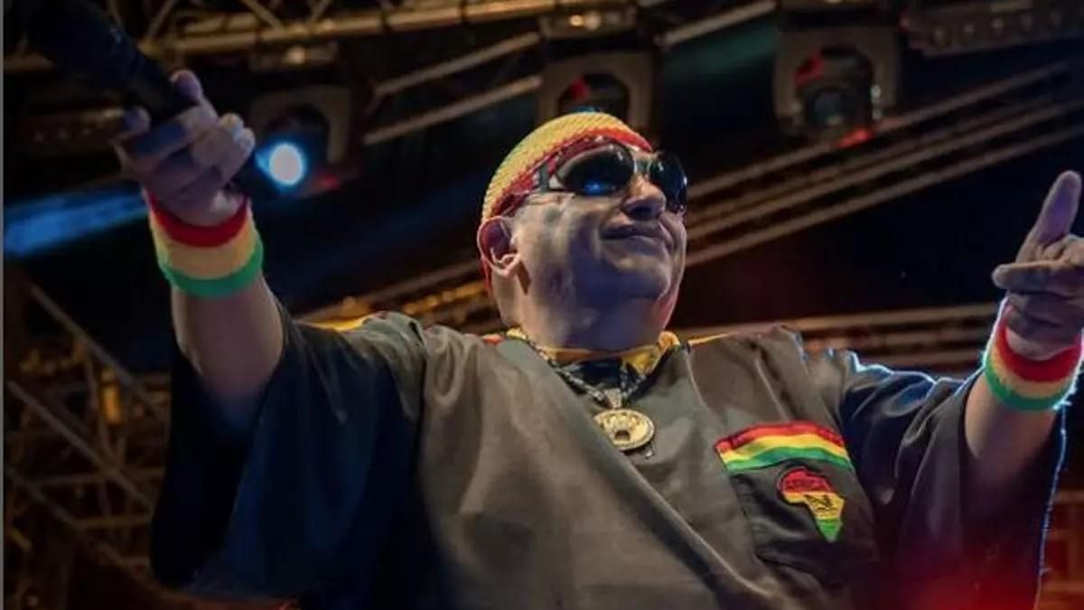El cantante King África en una actuación.