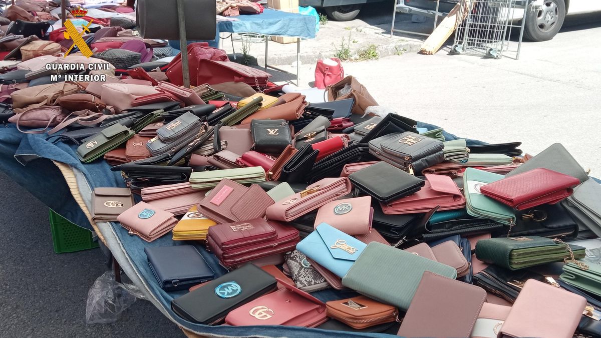 La Guardia Civil interviene en los mercadillos de Santoña y Oriñón casi 600 artículos falsificados
