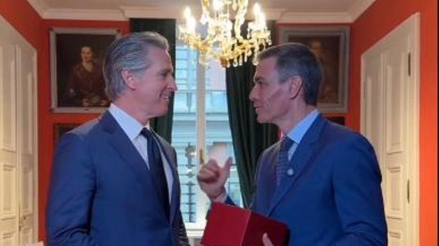 Pedro Sánchez le regala 'El Quijote' al gobernador de California y él le corresponde con 'El cuento de la criada'