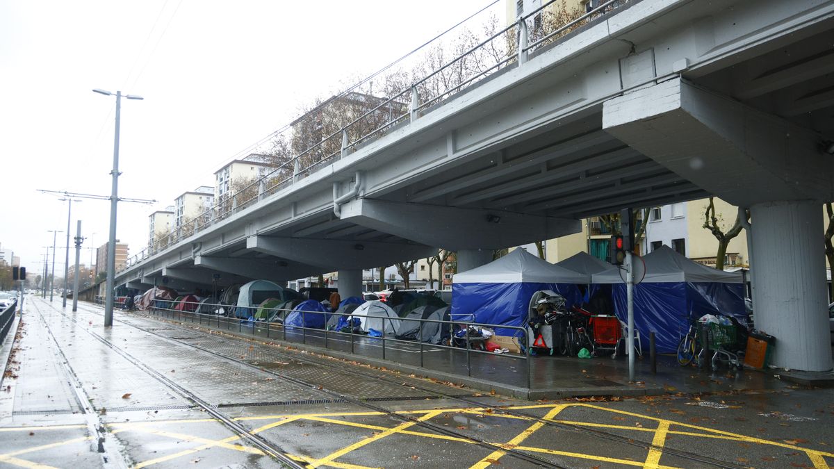 Inmigrantes expulsados del antiguo instituto B9 de Badalona acampando bajo un puente en la pasada Navidad.