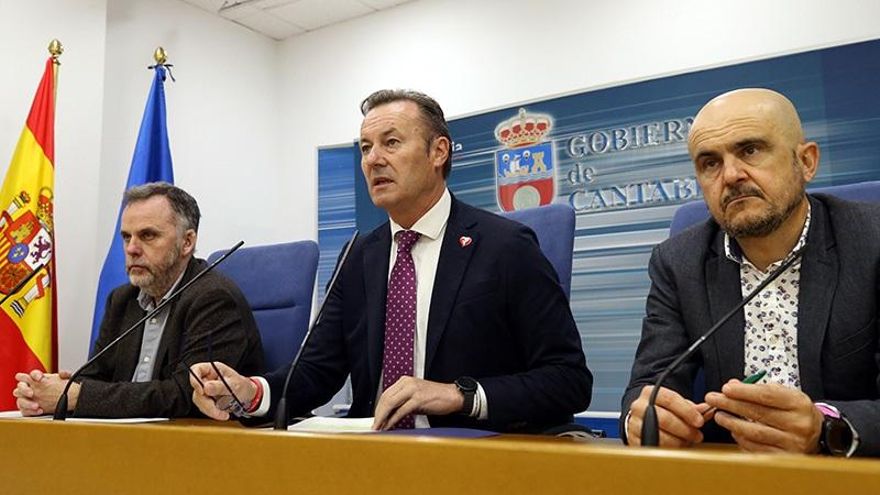 Guillermo Blanco, en el centro, junto a Antonio Lucio y Ángel Serdio.