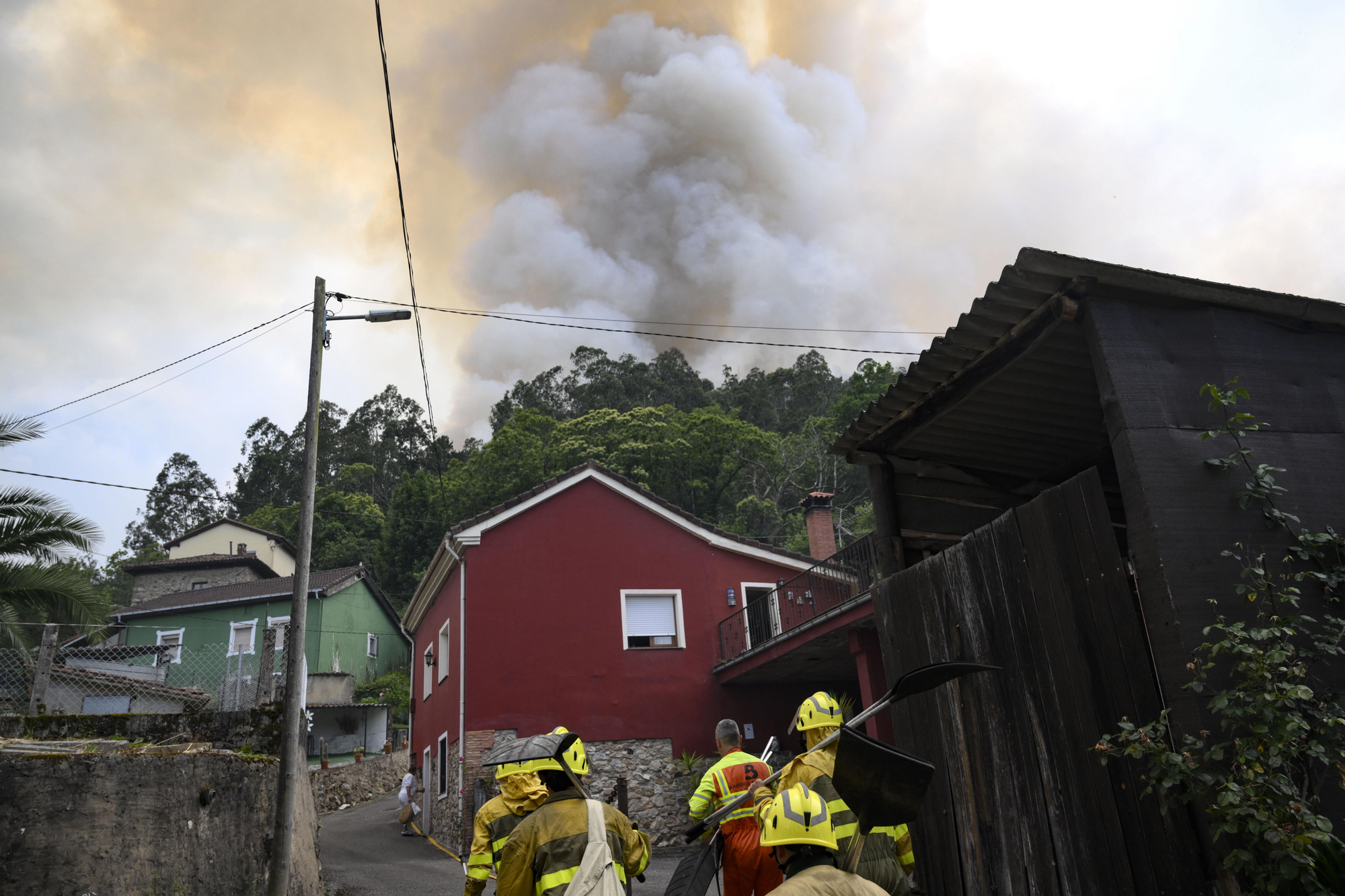 Bomberos trabajan en el incendio forestal en la localidad asturiana de Peñaflor (Grado), el pasado fin de semana.