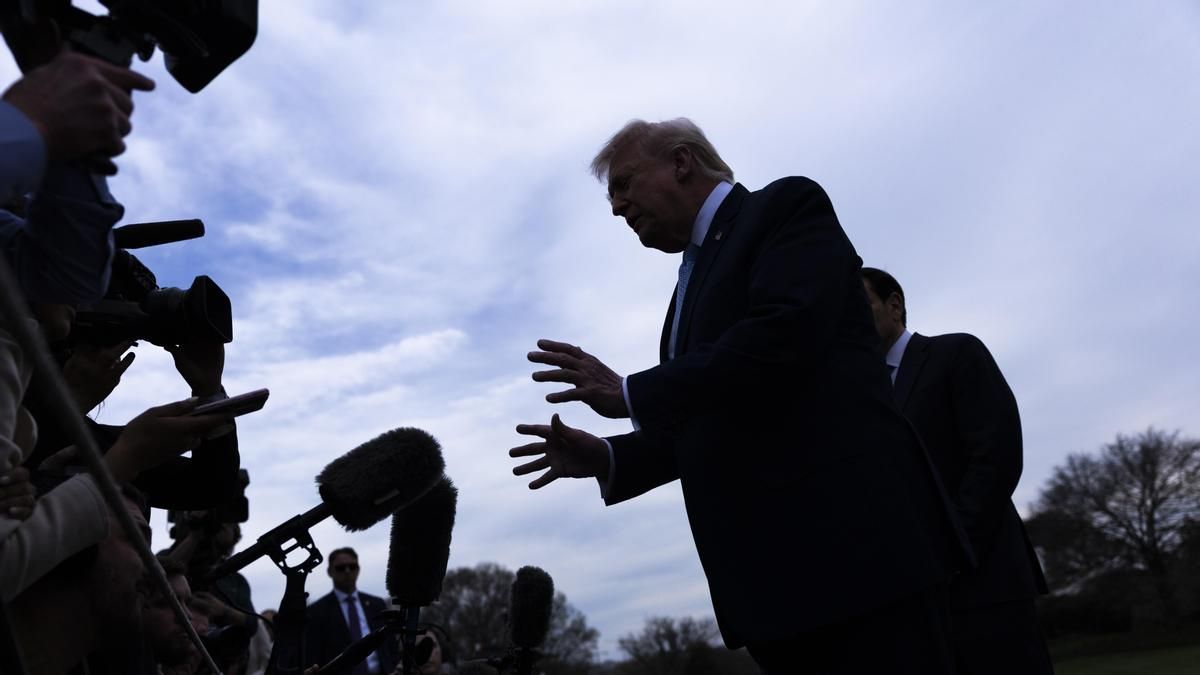 Donald Trump atiende a los medios de comunicación en una imagen de archivo.