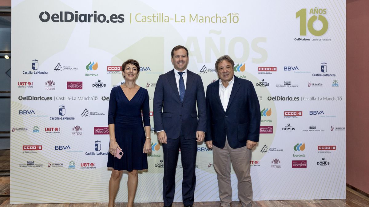 De izquierda a derecha, Rosalía Lloret, CEO de elDiario.es, el alcalde de Toledo Carlos Velázquez y Juan Checa, gerente de elDiario.es