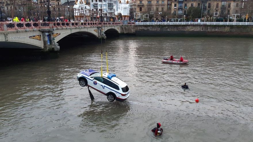 Localizan el cadáver de un ertzaina atrapado durante horas tras caer su patrulla al río desde un puente en el centro de Donostia