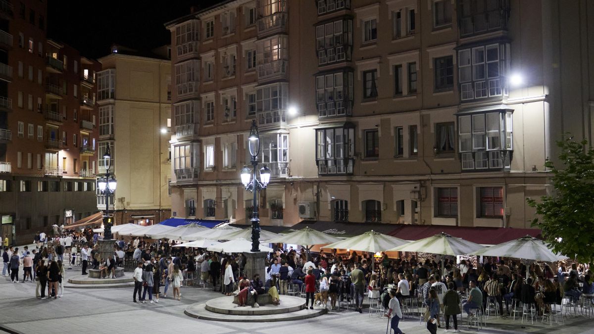 Archivo - Ambiente en una calle de bares de Santander, antes de su cierre a medianoche