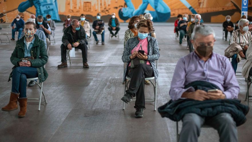 Varias personas esperan por si tienen efectos secundarios, tras recibir la vacuna contra el coronavirus en Orense . EFE/Brais Lorenzo/Archivo