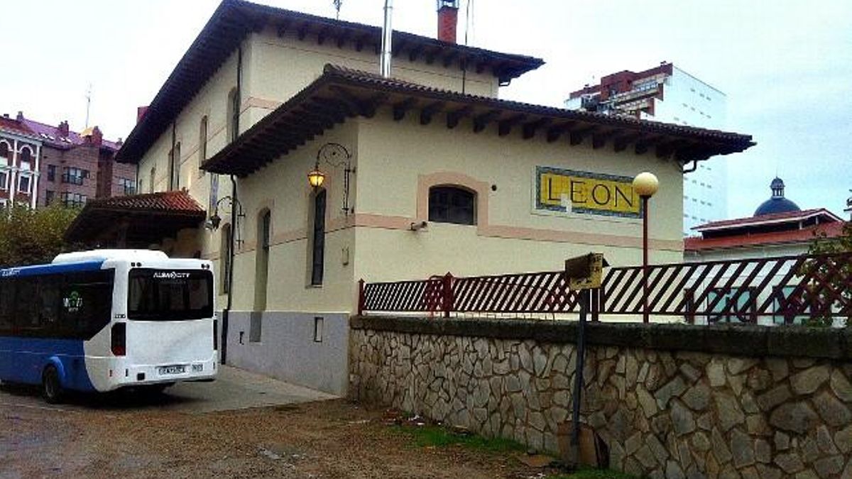 Averías, incidencias, buses y taxis como alternativa al tren de la Feve cuestan 640 euros al día, censura la Plataforma