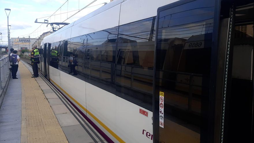 Archivo - Un tren de Renfe