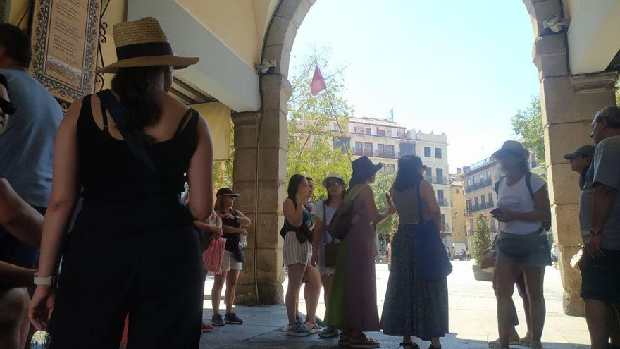 Turistas guarecidos a la sombra en Toledo
