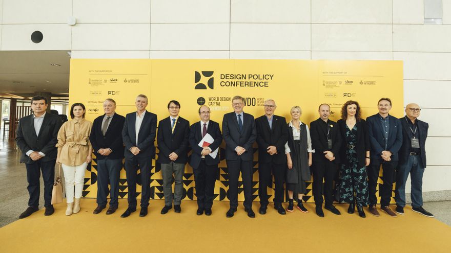 El ministro de Cultura y Deporte, Miquel Iceta, junto al presidente del Gobierno valenciano, Ximo Puig, al alcalde de València, Joan Ribó, y al presidente de World Design Organization, David Kusuma (izquierda), entre otras autoridades.