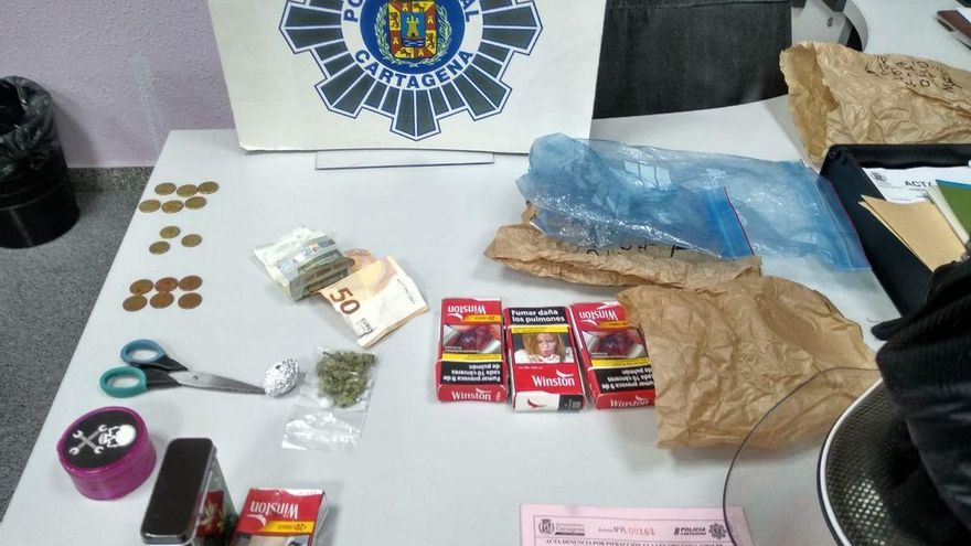 Los agentes intervinieron billetes y monedas fraccionadas, así como la droga en dosis lista para su distribución