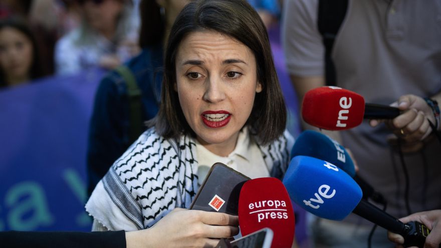 La eurodiputada de Podemos, Irene Montero, ofrece declaraciones a los medios de comunicación, antes de la manifestación por la sanidad pública