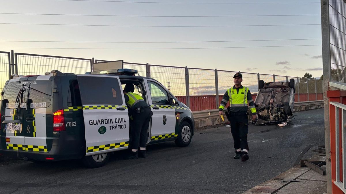 Vuelca un coche sobre el puente del AVE en Alcolea