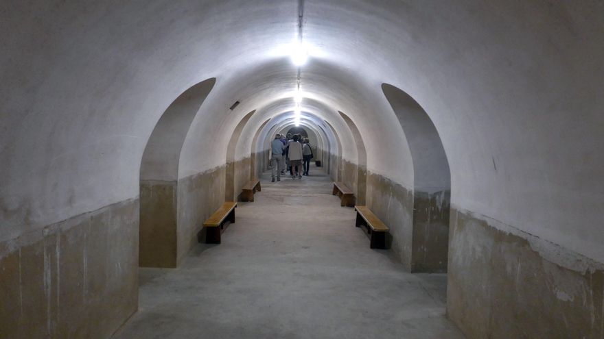 El refugio del Instituto Lluís Vives durante una ruta guiada por el divulgador José María Azkárraga.