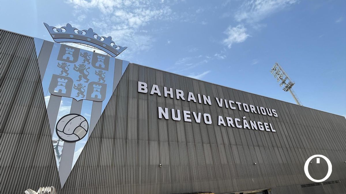 Escudo y luminoso completo en la fachada de El Arcángel