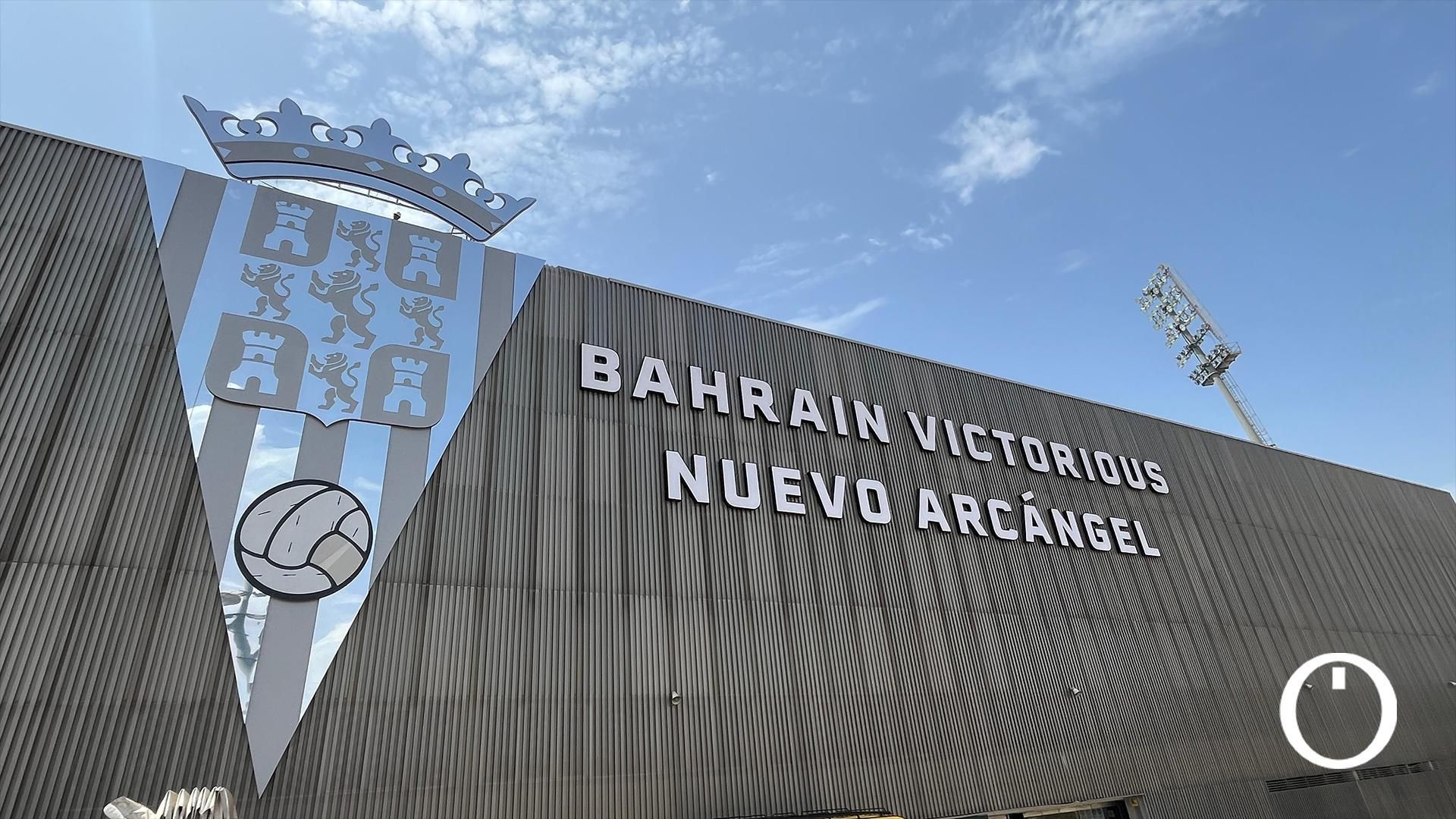 Escudo y luminoso completo en la fachada de El Arcángel