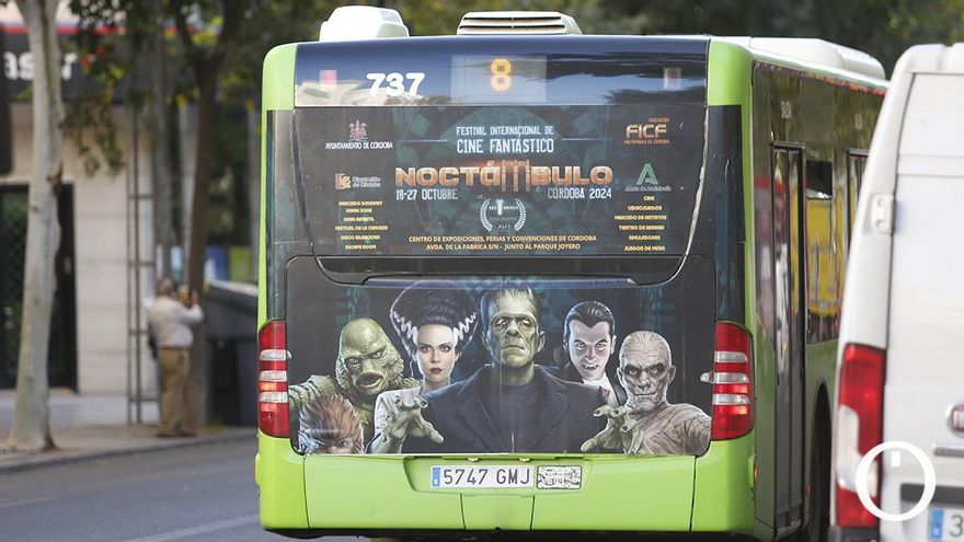 La publicidad del Festival de Cine Fantástico sigue activa en los autobuses de Córdoba